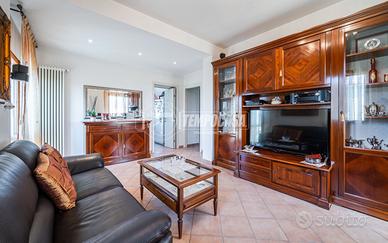 Villa Bifamiliare con Ampio Magazzino e 1650 mq di