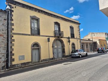 Casa storica in pietra con arredi antichi