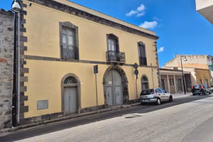 Casa storica in pietra con arredi antichi