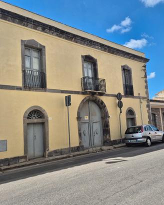 Casa storica in pietra con arredi antichi