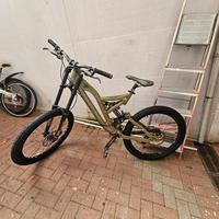 bicicletta da  downhill da competizione 