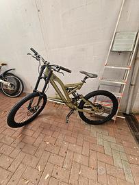 bicicletta da  downhill da competizione 