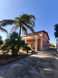 A. Brucoli campagna con piscina a 2 km dal mare