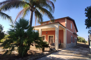 A. Brucoli campagna con piscina a 2 km dal mare