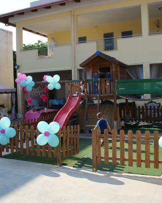 Casetta con scivolo da giardino