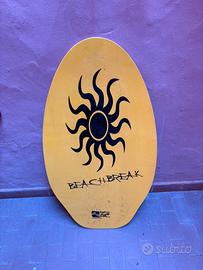 Tavola da surf su bagnasciuga