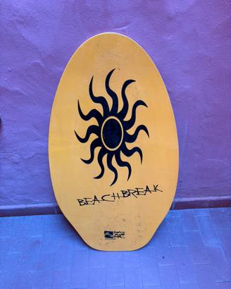 Tavola da surf su bagnasciuga