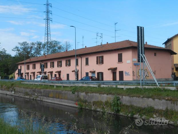 Soave abitazione su 2 livelli sul Naviglio Pavese