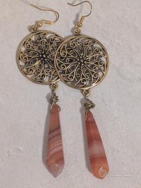 Orecchini con ciondolo in pietra 