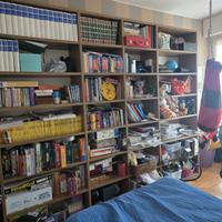 libreria + consolle + divano bianco + divano nero