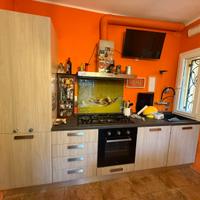 Cucina con elettrodomestici