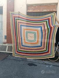 Coperta colorata vintage all'uncinetto