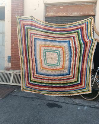 Coperta colorata vintage all'uncinetto