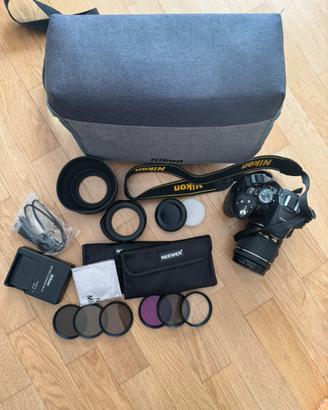 Nikon D5300 + Ottica 18-55mm + accessori vari