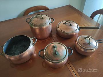 Set di pentole in rame con coperchio