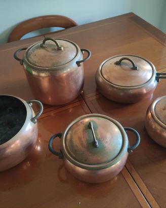Set di pentole in rame con coperchio