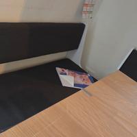 panca angolare con contenitore bianco