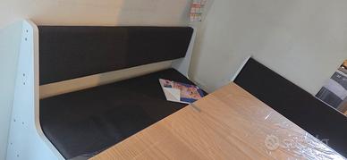 panca angolare con contenitore bianco