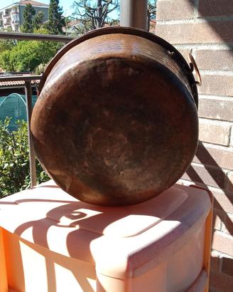 Tegame da cucina di forma cilindrica