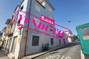 INTERO STABILE CON LOCALE COMMERCIALE e GARAGE