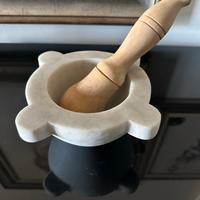 Mortaio in marmo con pestello