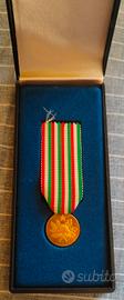 medaglia commemorativa in oro 50º anniversario 