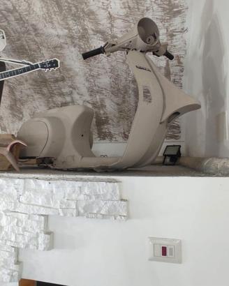 Scocca Vespa d'epoca PK 50 N per arredo