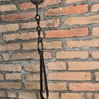 antico gancio per pozzi