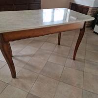 Tavolo con ripiano in marmo