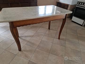 Tavolo con ripiano in marmo