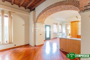 3 LOCALI TERMO-AUTONOMO SU DUE LIVELLI CON CORTILE