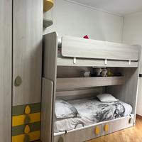 Cameretta con letto a castello e armadio