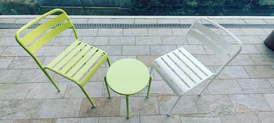 Due sedie e uno sgabello