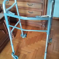 Deambulatore pieghevole con freni e cestino