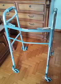 Deambulatore pieghevole con freni e cestino