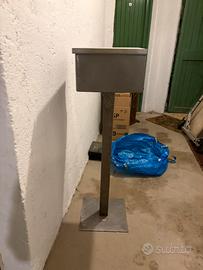 2 piedistalli espositori contenitori  acciaio