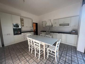 Cucina completamente nuova con elettrodomestici