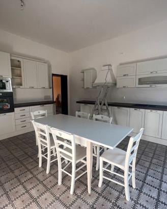 Cucina completamente nuova con elettrodomestici