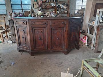 Rara Credenza Scantonata Veneta del '700 in Noce