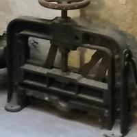 Antico Torchietto Pressa in Ghisa Fine 800/Primo