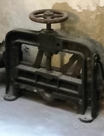 Antico Torchietto Pressa in Ghisa Fine 800/Primo