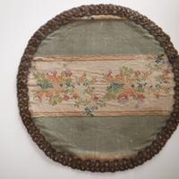 Centrino arredo ricamato a disco broccato