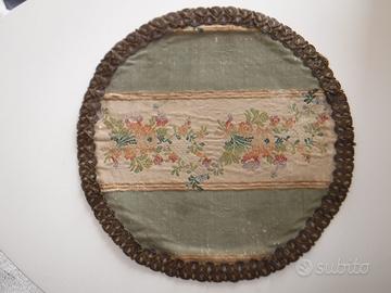 Centrino arredo ricamato a disco broccato