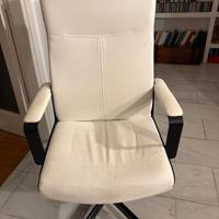 la sedia di lavoro con le rotelline in simil pelle