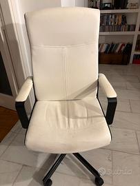 la sedia di lavoro con le rotelline in simil pelle