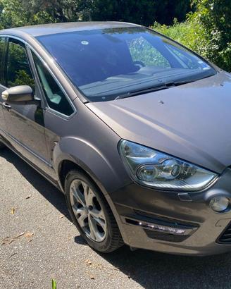 Ford S Max molto spaziosa e comoda, cambio autom.
