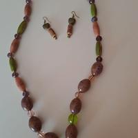 Collana con perle in ceramica e cristalli.