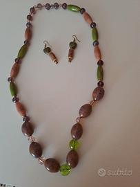 Collana con perle in ceramica e cristalli.