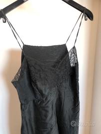 Elegante sottoveste nera in raso e pizzo