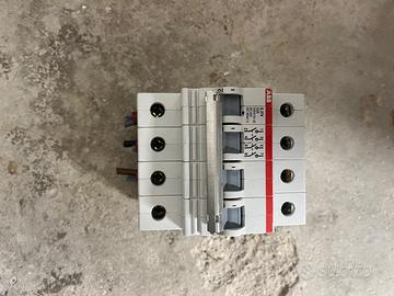 Interruttore elettrico trifase ABB